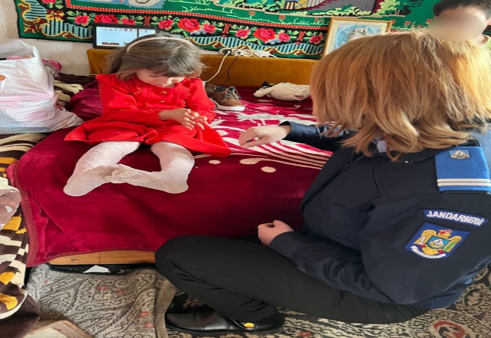 Foto: Jandarmii buzoieni au devenit mesagerii lui Moș Crăciun