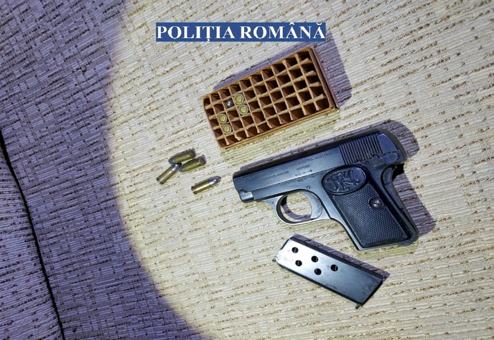 Un tânăr din Râmnicu Sărat deținea ilegal un pistolet și 9 cartușe