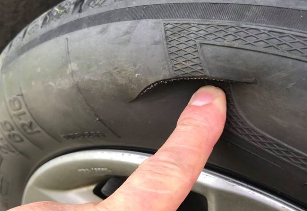 A tăiat cauciucurile mașinii Primăriei, ale mașinilor secretarei de la Primăria Mărăcineni