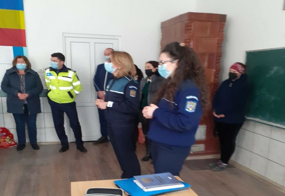 Polițiștii în dialog cu elevii de la Gura Teghii