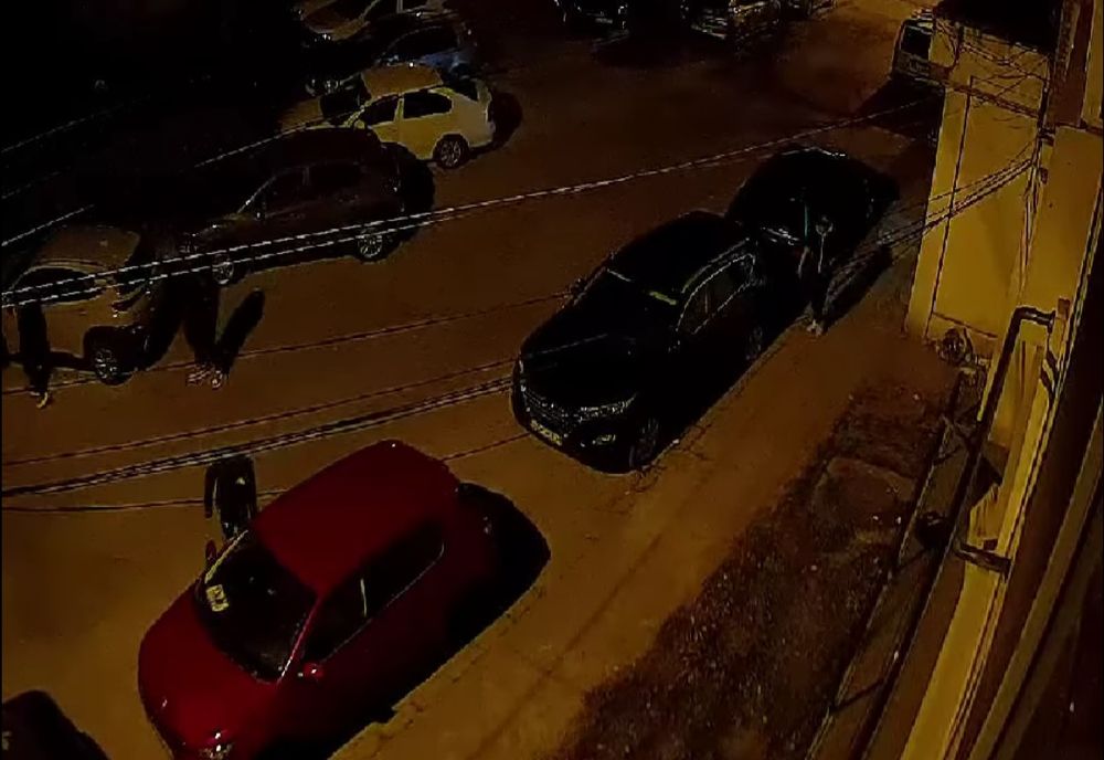 Patru tineri sunt căutați de poliție după ce au fost surprinși de camerele de supraveghere încercând portierele mașinilor din mai multe parcări din Buzău