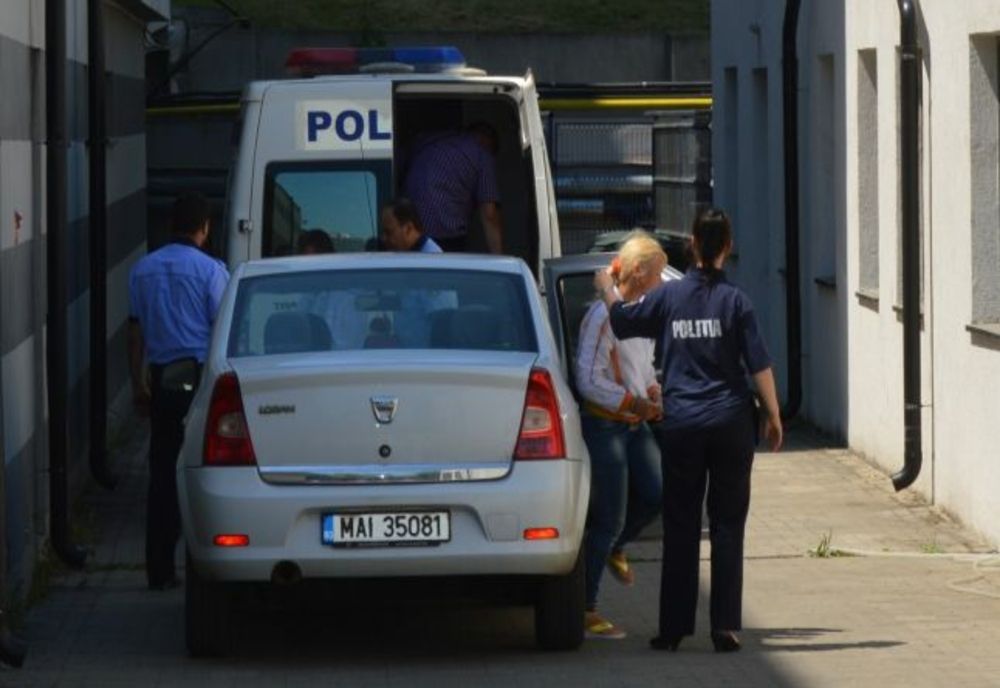 Mandate de arestare preventivă pentru 30 de zile pentru tâlhărie calificată 