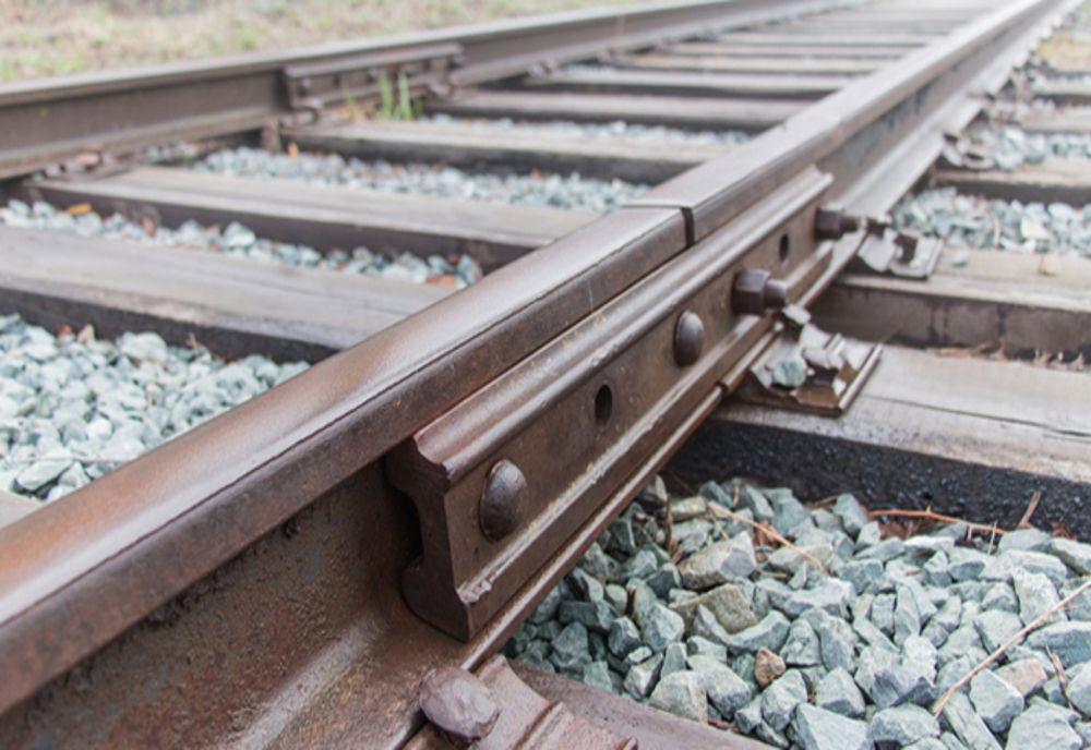 Bărbat din Cilibia prins în flagrant delict în momentul în care sustrăgea componente de cale ferată