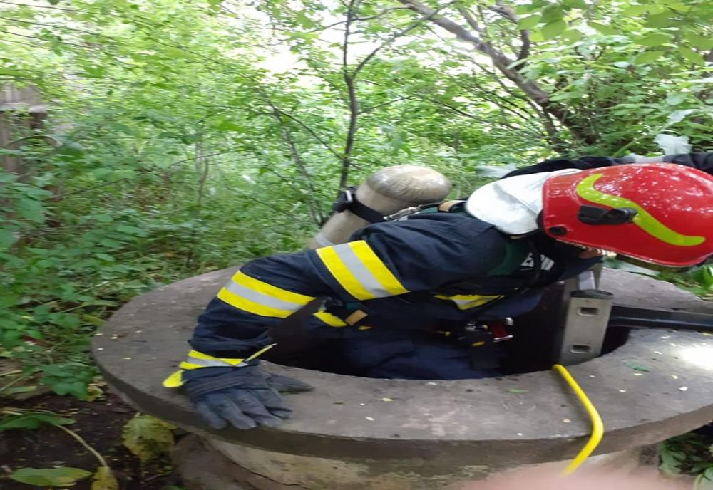 Femeie din Smeeni, scoasă de pompieri dintr-o fântână, în care a stat aproape zece zile