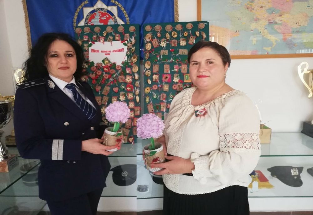 FOTO: Peste 200 de mărţişoare şi alte obiecte lucrate de tinerii Serviciului Rezidenţial Apartamente Buzău oferite poliţiştilor buzoieni