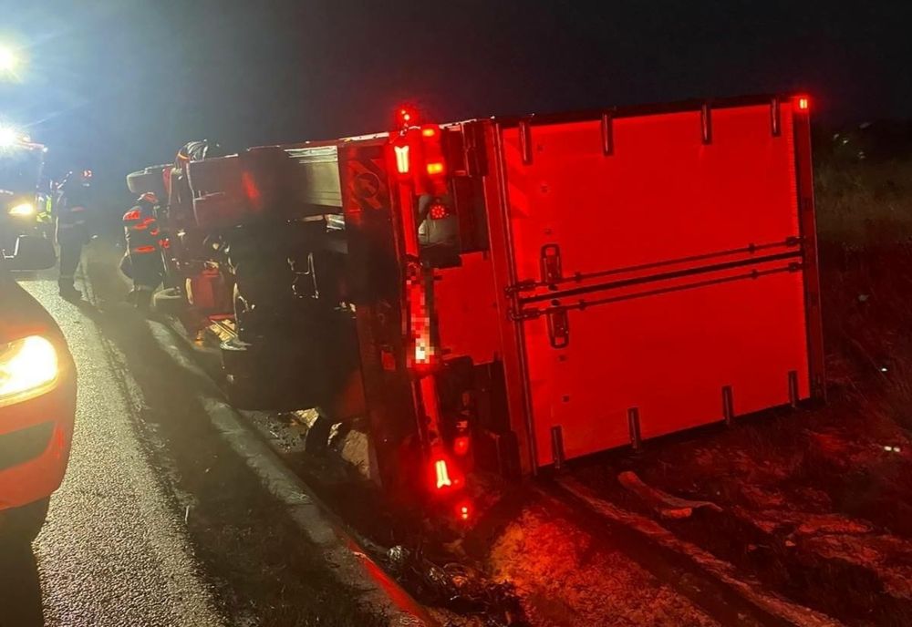 Accident pe Varianta Ocolitoare Cluj – Est! Un bărbat din Buzău a fost rănit după ce s-a răsturnat cu TIR-ul (FOTO)