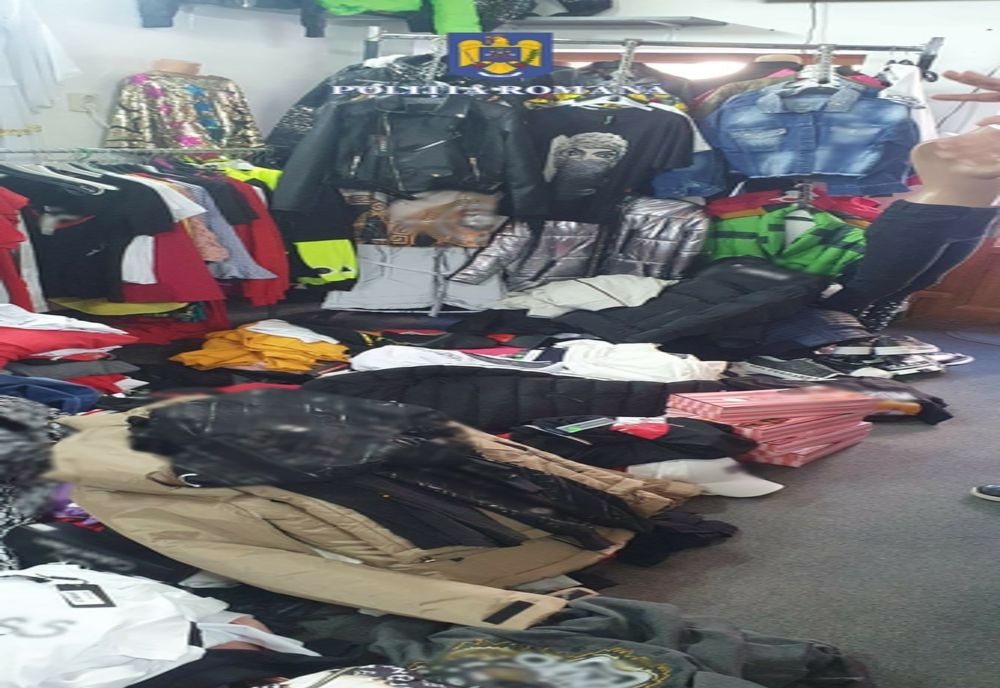 Articole de îmbrăcăminte “de firmă” confiscate de polițiștii de investigare a criminalității economice