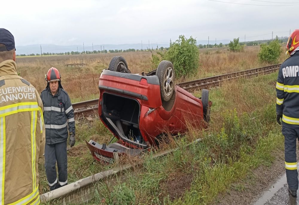 Un șofer din Vrancea s-a răsturnat cu mașina pe Șoseaua Nordului