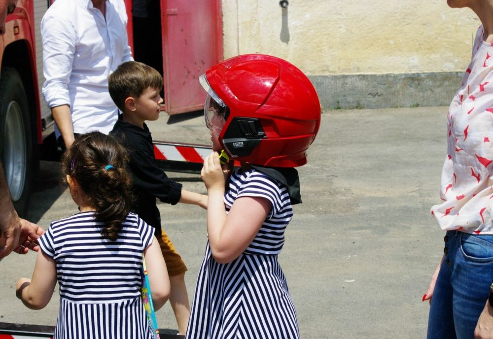 Pompierii buzoieni au adus zâmbetul pe chipul a sute de copii