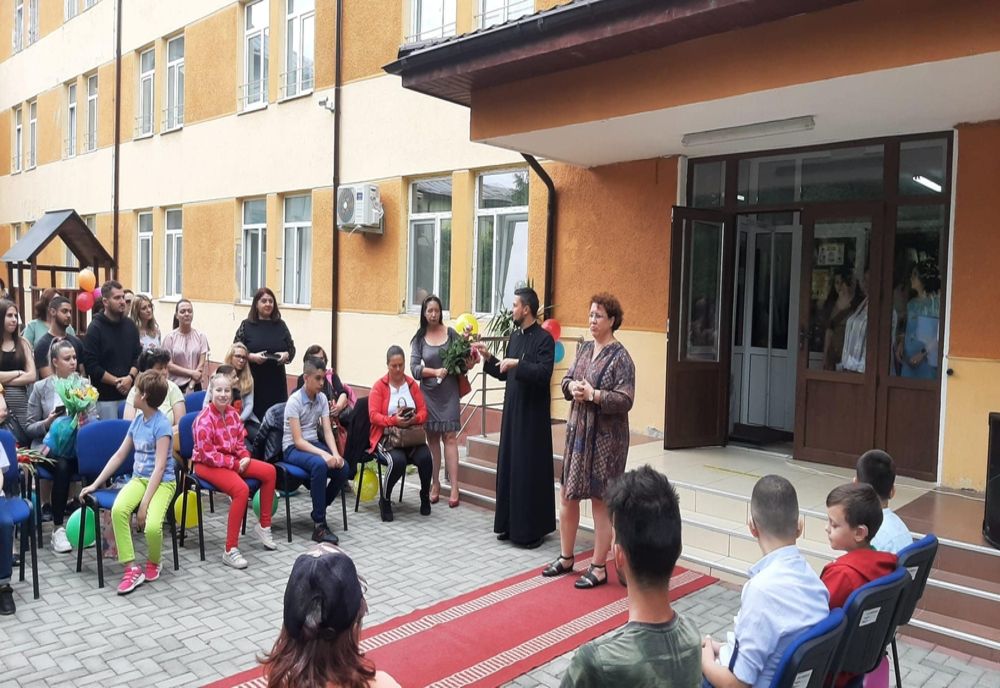 Copii cu deficiențe auditive cântă și defilează într-o paradă a modei cu haine create de ei