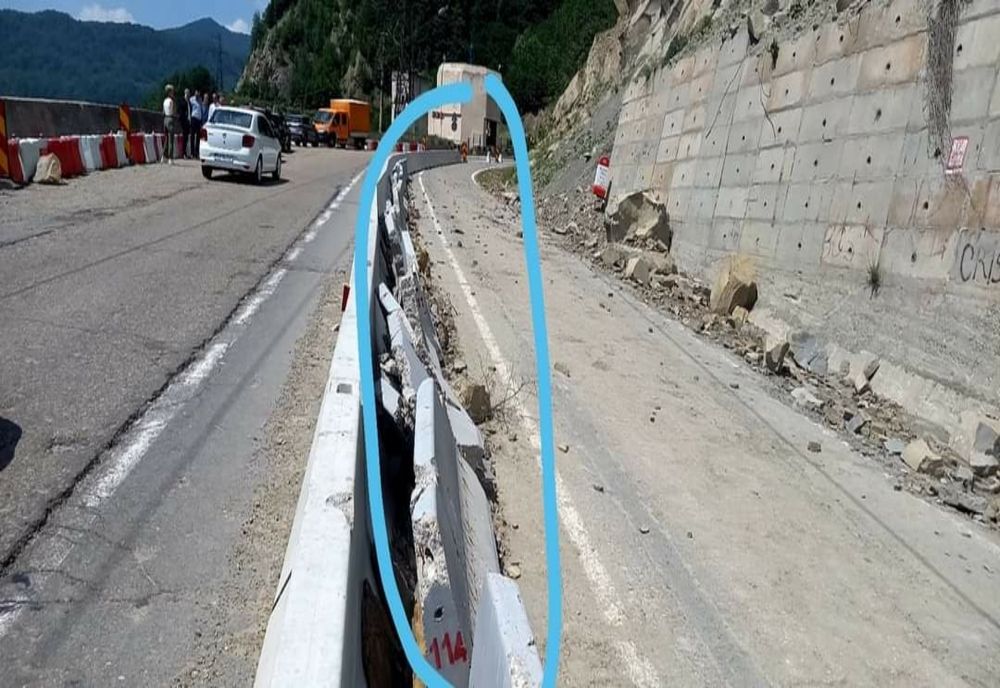 Mai multe blocuri de stâncă de dimensiuni medii, aflate în instabilitate pe D.N.10, în zona barajului Siriu