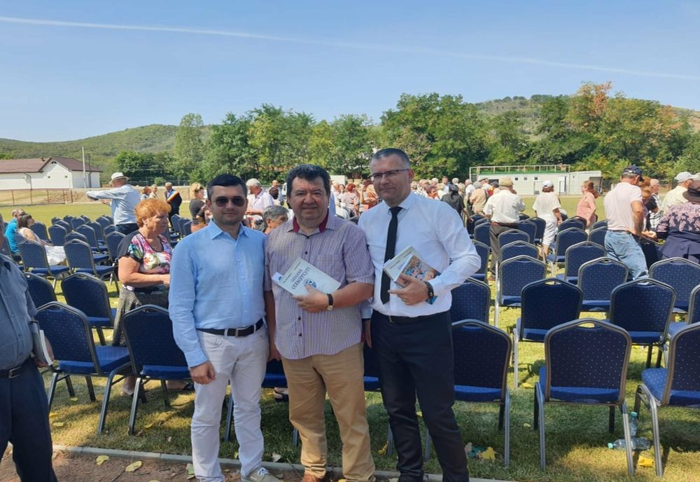 Prefectul Daniel Țiclea a participat la lansarea monografiei comunei Cernătești