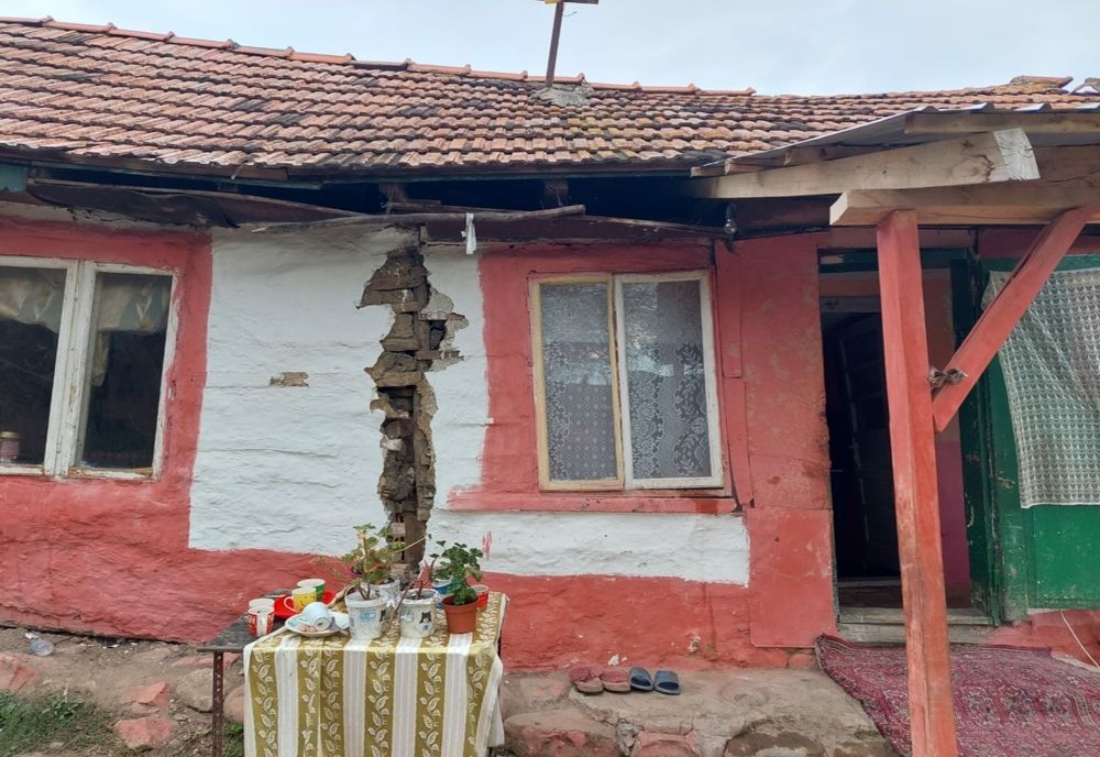 Galerie foto: O alunecare de teren a lăsat o familie din Pârscov fără acoperiș deasupra capului 