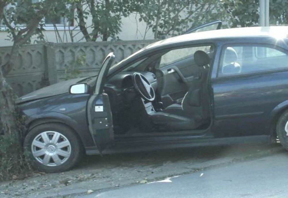 Un tânăr de 20 de ani a intrat cu mașina în gardul unui imobil
