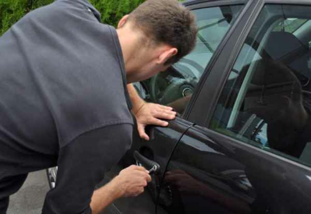 Bănuit de furt și distrugere, depistat şi reţinut de polițiștii de investigaţii criminale 