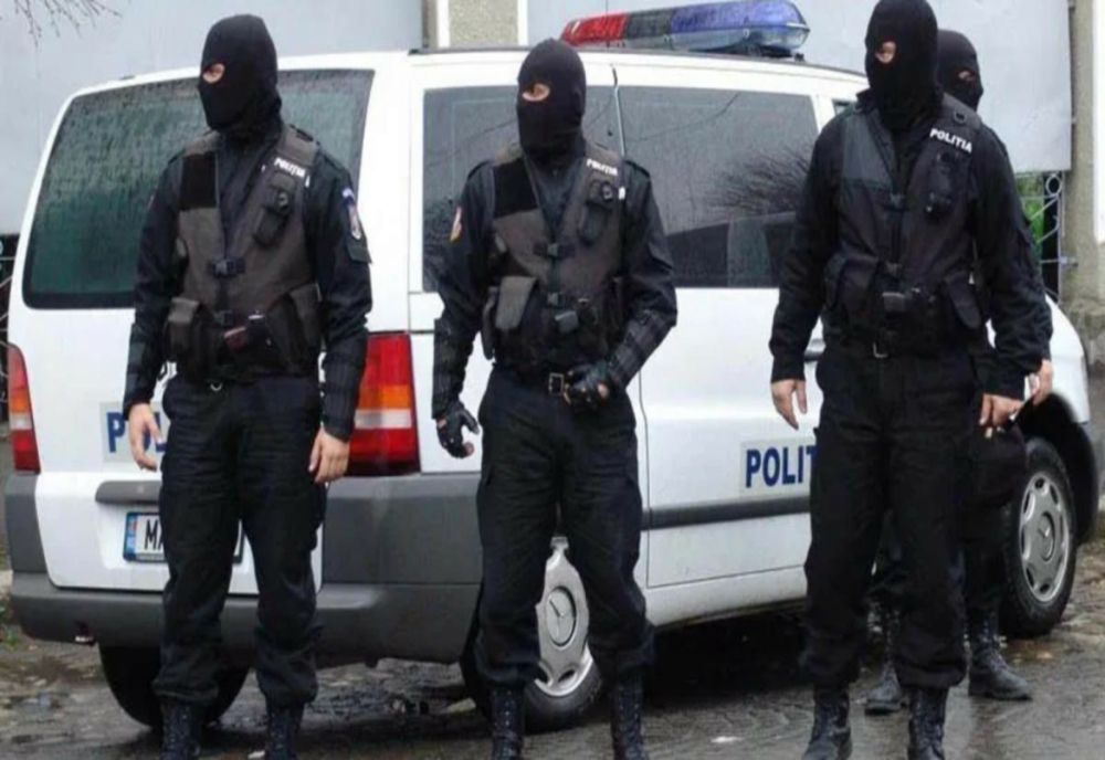 Percheziții la persoane bănuite de pornografie infantilă și șantaj