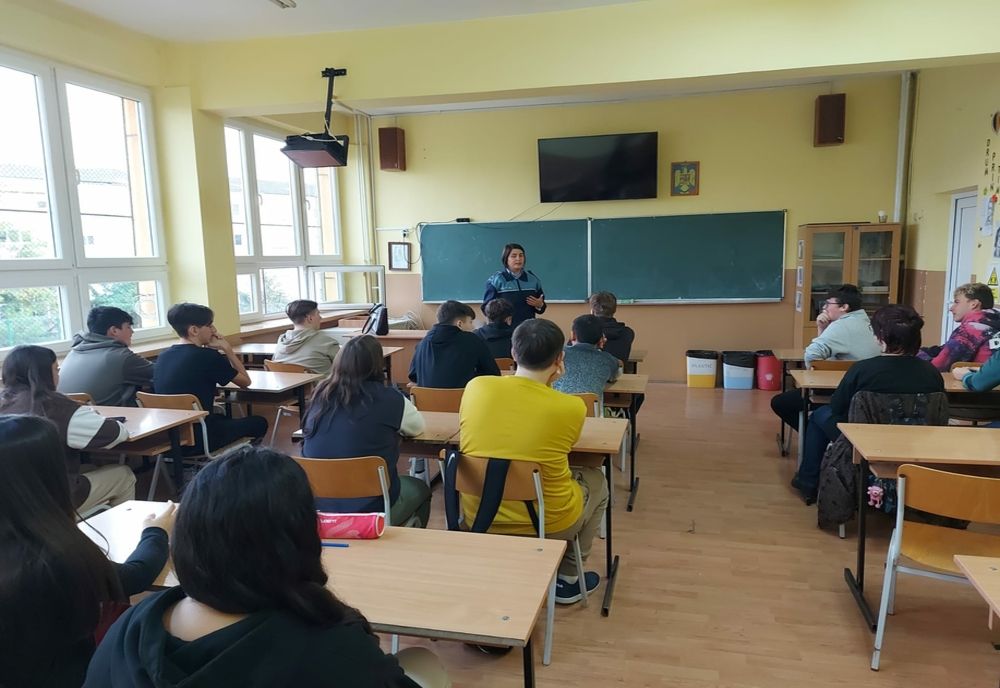 Adoptarea unui comportament preventiv și importanţa cunoaşterii legii, temele abordate de polițiștii Biroului Siguranță Școlară