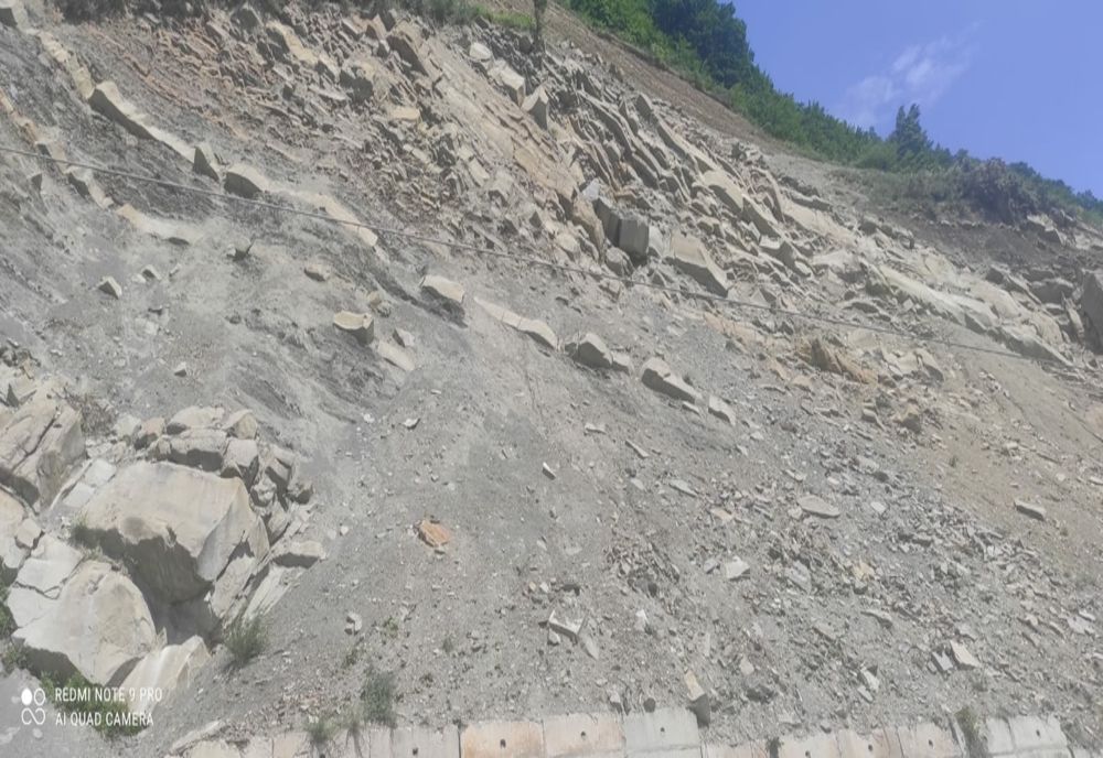 Lucrări prin care stâncile ce stau să cadă pe carosabil vor fi acoperite cu plase, pe DN10, la Siriu