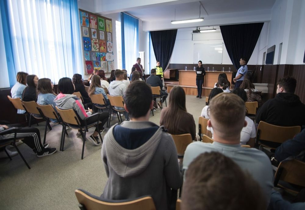 Elevii buzoieni sfătuiți antivictimal de polițiștii de la siguranță școlară