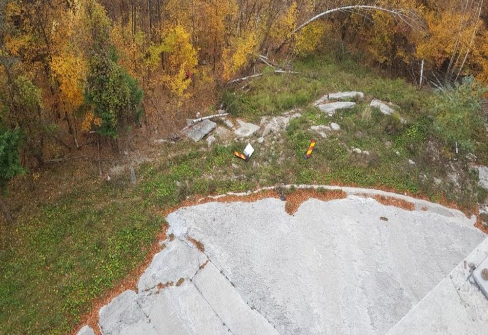 Pe sectorul de drum semaforizat de la Viaductul Teherau, pe DN 10, unul sau mai mulți șoferi au aruncat balizele și parapetul din material plastic peste pod