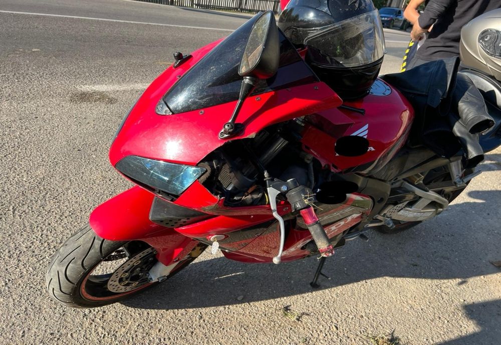 S-a răsturnat cu motocicleta pe DN10