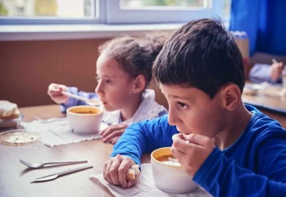 Șase unități de învățământ din județul Buzău incluse în programul-pilot „Masa caldă în școli”