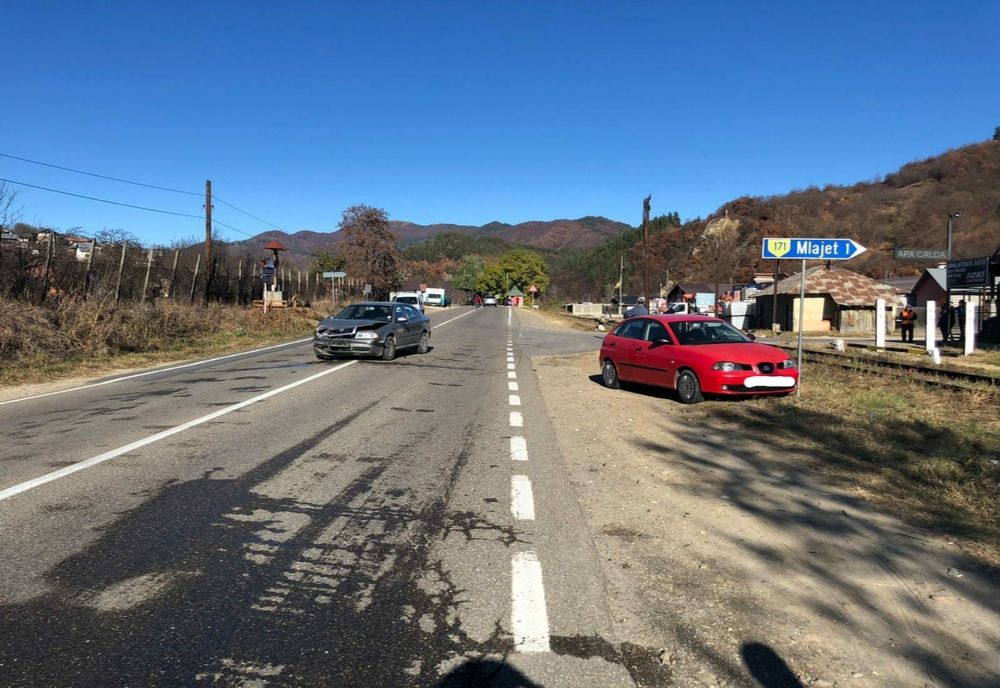 Foto: Accident cu 3 persoane rănite, pe DN10