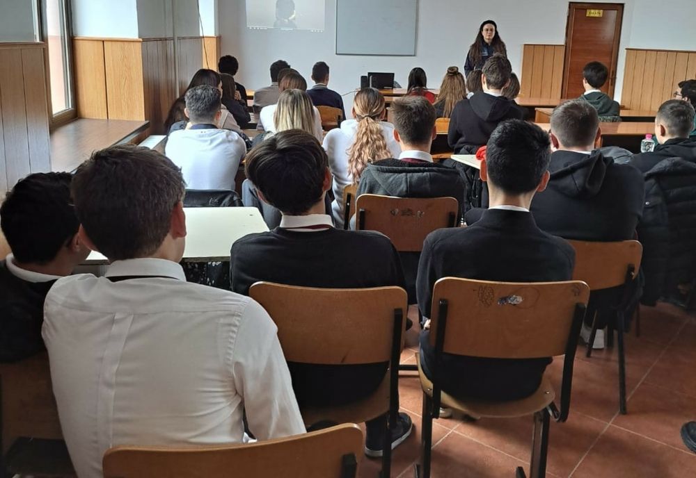 Liceenii de a Colegiul Național „Alexandru Vlahuță” din Râmnicu Sărat, partenerii de discuţii ai poliţiştilor de la Prevenire  