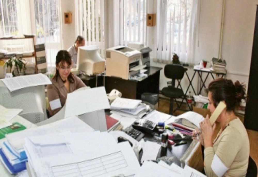 CULISELE STATULUI PARALEL. Angajările la stat sunt înghețate, dar se organizează concursuri prin derogări