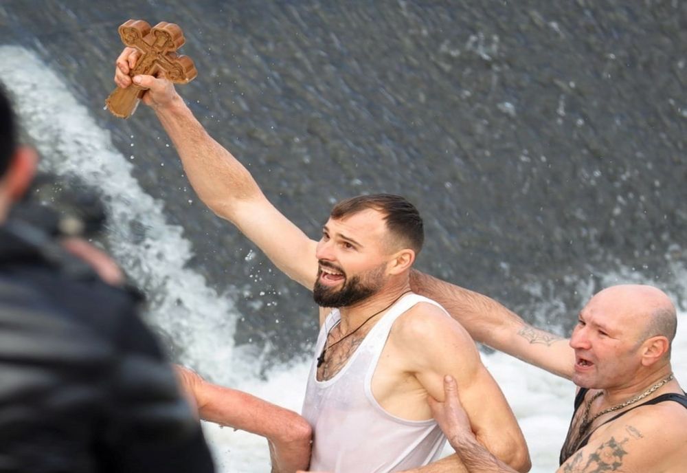 Cătălin Barcan, din comuna Gherăsaeni, a prins crucea din râul Buzău în acest an