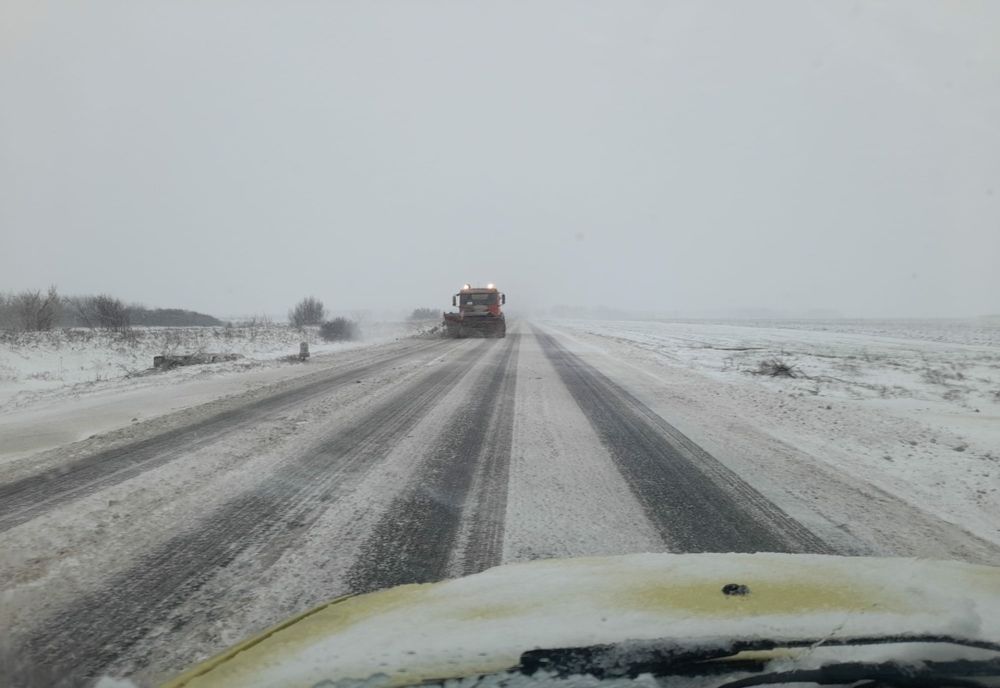 Pe Drumurile naționale din Buzău, Brăila, Galați și Vrancea s-au împrăștiat până la această oră 320 de tone de material antiderapant