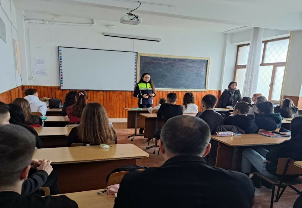 Discuții cu liceenii râmniceni despre navigarea sigură pe internet și consecințele consumului de droguri