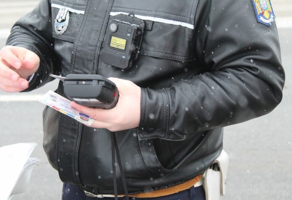 Reținut pentru 24 de ore sub aspectul săvârşirii infracţiunilor de conducerea unui vehicul sub influența băuturilor alcoolice şi având permisul suspendat