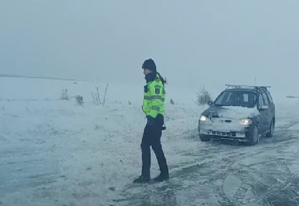 Foto+video: În județul Buzău se lucrează pentru scoaterea mașinilor blocate pe DN2E85 Rm. Sărat - Buzău