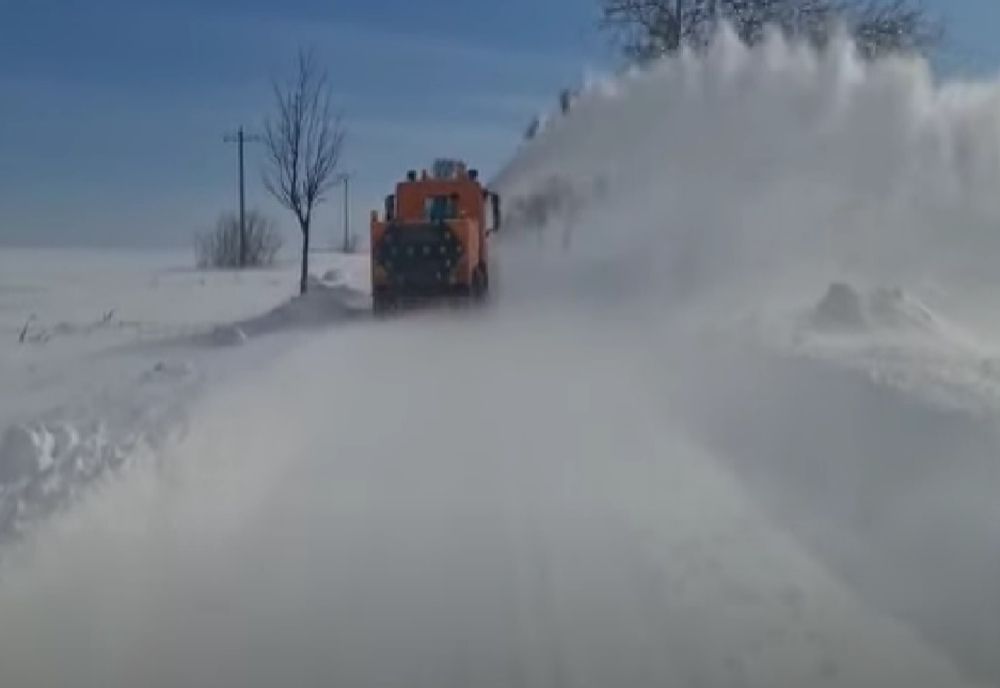 Video: Viscolul face imposibilă deschiderea DN22 Rm. Sărat - limită județ Brăila