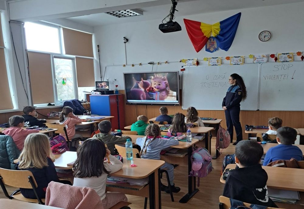 Ofiţerii de la prevenire, în dialog cu elevii de gimnaziu