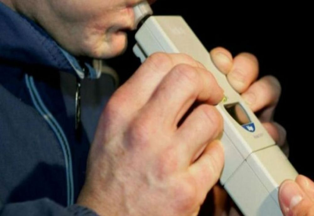 Un tânăr de 29 de ani, din Bisoca, a fost depistat în timp ce conducea autoturismul în municipiul Buzău având o alcoolemie de 1,23mg/l alcool pur în aerul expirat