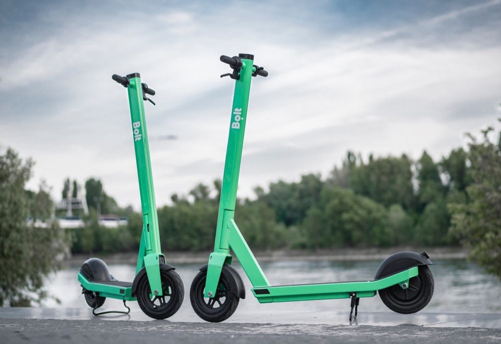 TROTINETELE ELECTRICE, INTERZISE ÎN MAI MULTE ZONE DIN BUZĂU: DECIZIA PRIMĂRIEI DUPĂ NUMEROASE SESIZĂRI ȘI ACCIDENTE