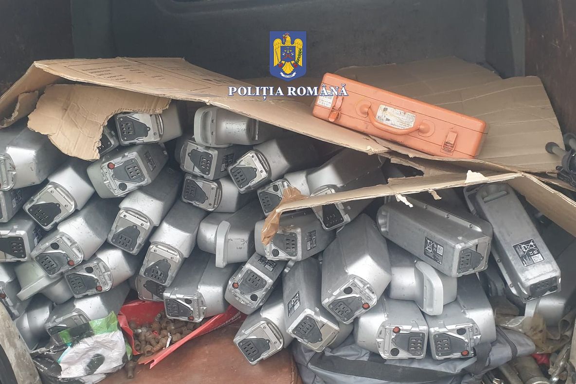 GPS-ul i-a dat de gol! Trei bărbați din Pârscov și Berca, au furat acumulatorii de la trotinete electrice din Franța