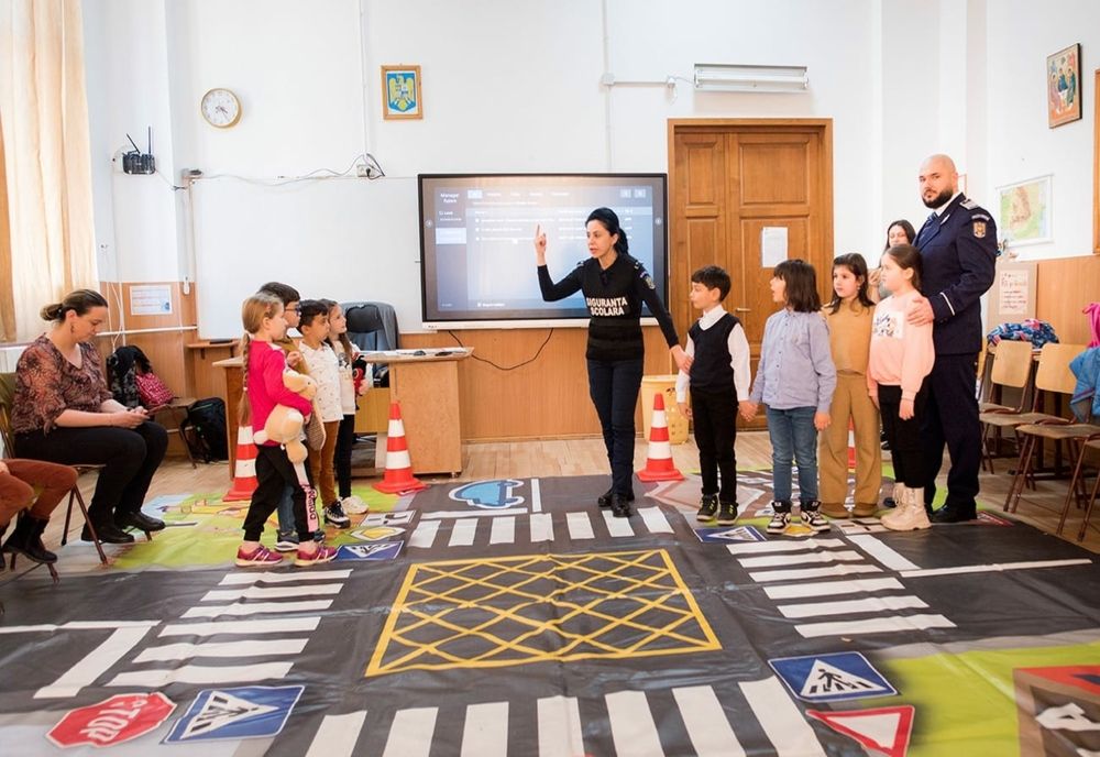 Polițiștii alături de elevi pentru înţelegerea şi combaterea bullyingului