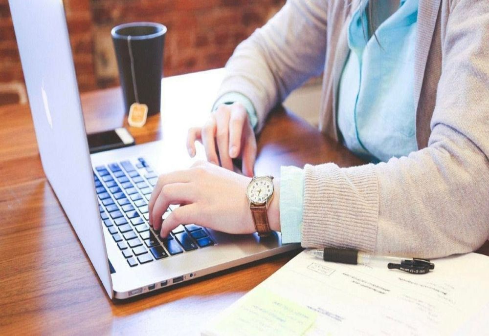 Doi foşti angajaţi ai unei mari platforme de vânzări online, dintre care unul din Buzău, au prejudiciat firma cu peste 200.000 de lei