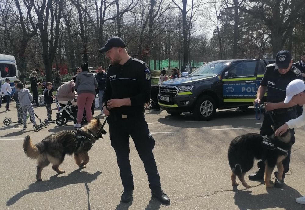 VIDEO: Mascaţi, arme, câini poliţişti, maşini, motociclete și toate au putut fi admirate azi, 25 martie, de sute de buzoieni, cu prilejul Zilei Poliţiei Române