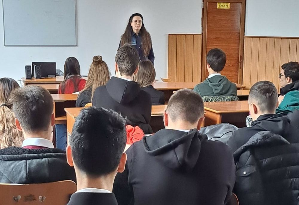 Polițiștii buzoieni în dialog cu tinerii despre carieră, viitor și siguranță