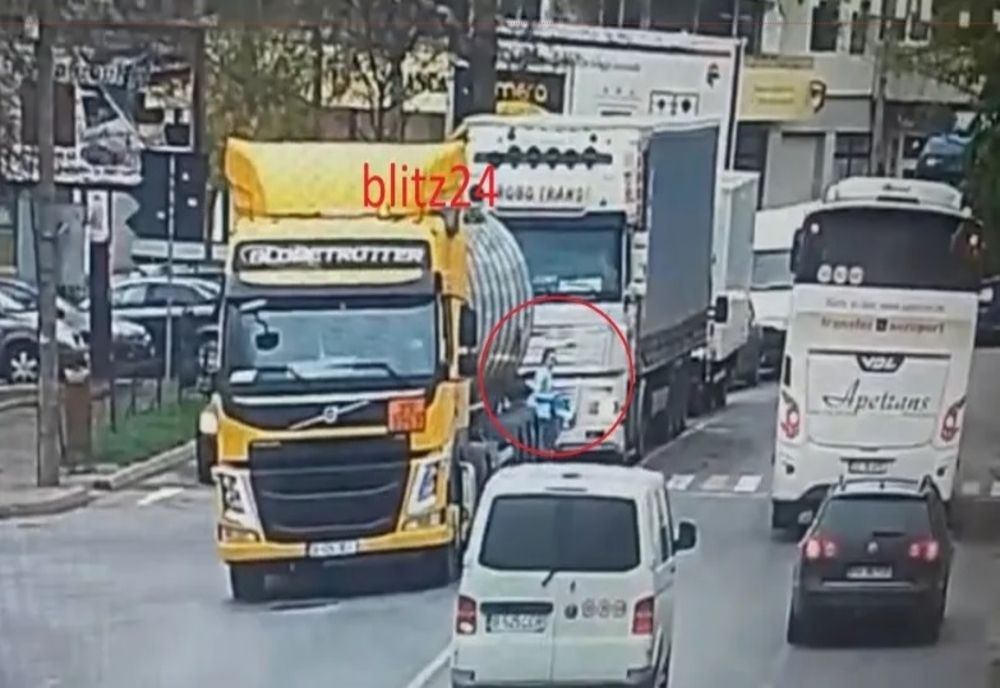 Femeie lovită de un TIR pe trecerea de pietoni. A salvat-o instinctul de a se ghemui, în momentul în care a simțit că este trasă sub cabina autotrenului