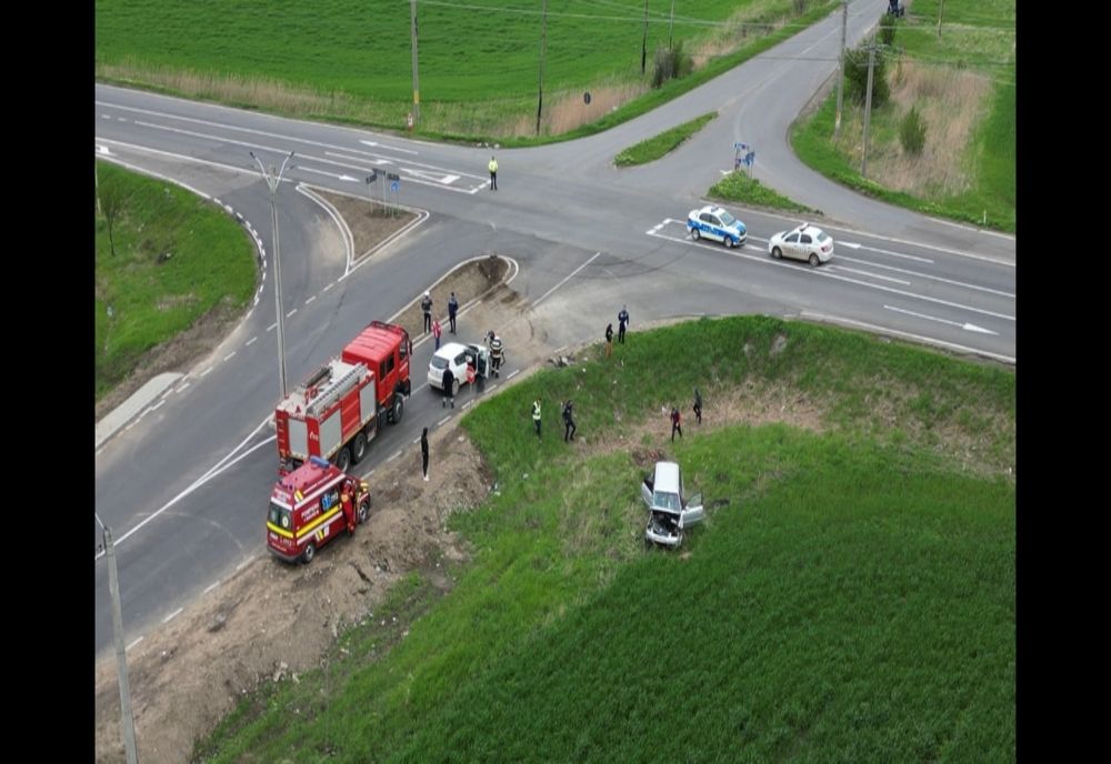 Accident la intersecție DN 2B cu DJ 203, dinspre Ulmu către Făurei. Ambii șoferi, dar și un pasager din mașina condusă de buzoian, au fost răniți