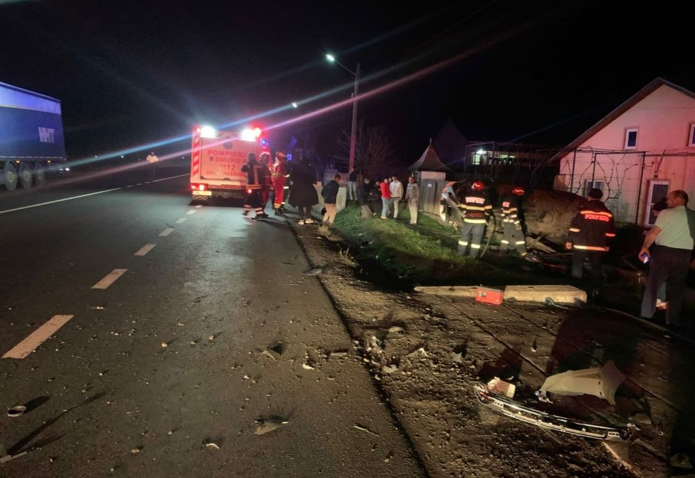Un tânăr de 20 de ani a intrat cu mașina într-un cap de pod și apoi a distrus două garduri  
