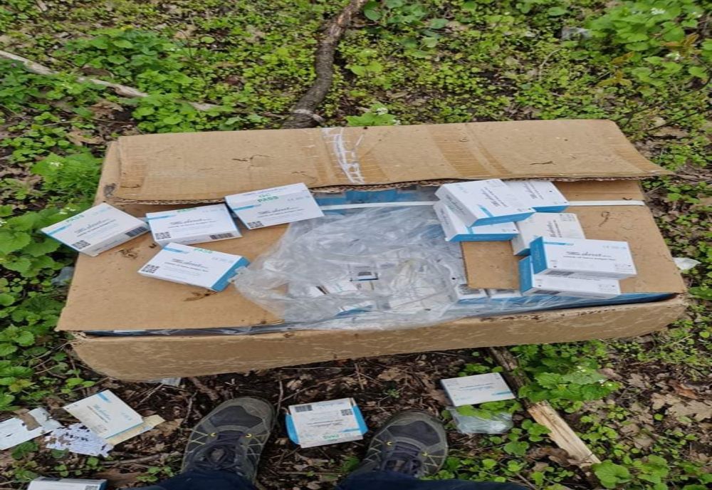 Mii de teste COVID expirate, găsite abandonate la marginea pădurii Crâng, pe Șoseaua Nordului din municipiul Buzău