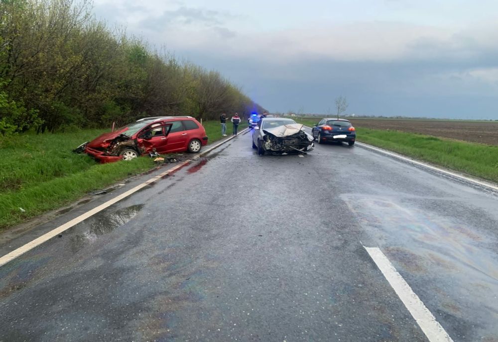 Foto: Accident cu trei persoane rănite pe DN1B, la ieșire din Ulmeni