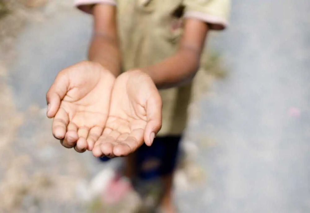 Două tinere din Ialomița solicitau trecătorilor sume de bani în parcarea unui supermarket din municipiul Buzău