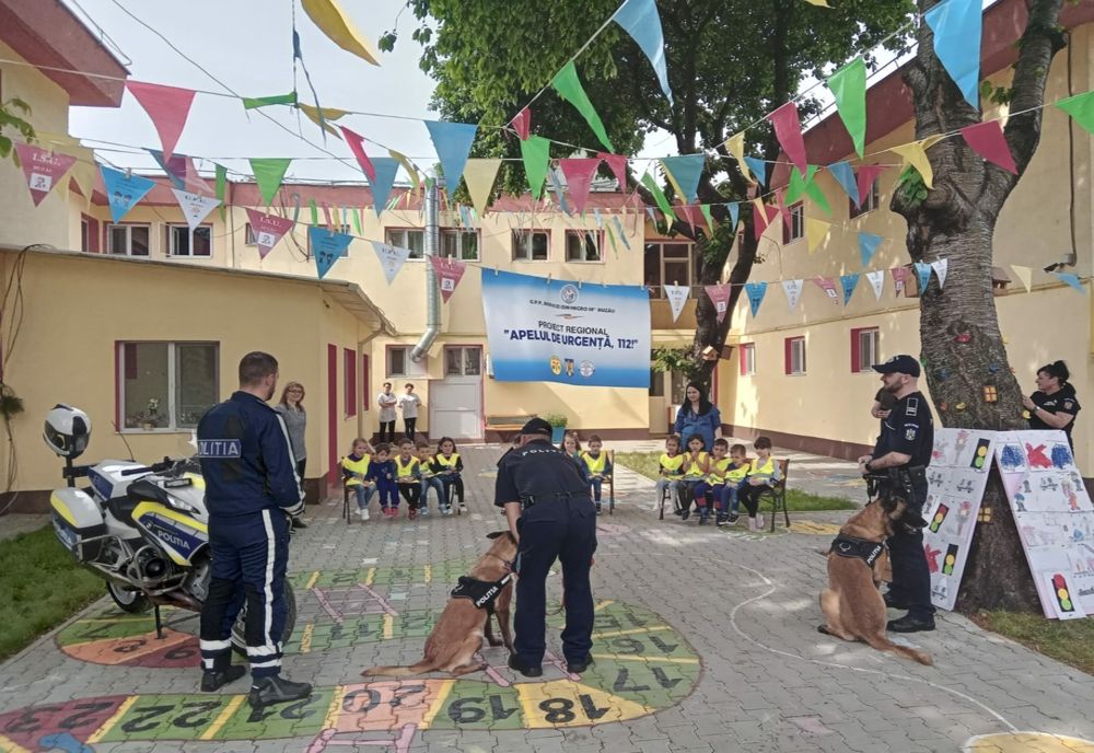 Poliţiştii din cadrul Biroului Siguranță Școlară prietenii copiilor de la la Grădiniţa cu Program Prelungit Bobocei Buzău